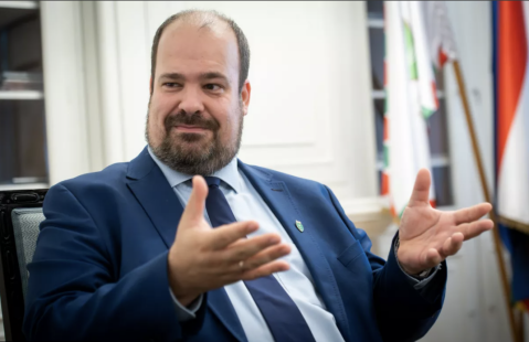 Rendszerváltás - Urambátyám helyett itt a puszipacsi