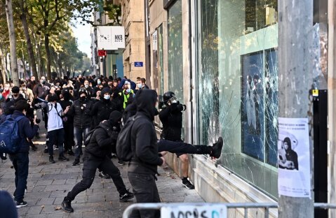 Ha olyan portálokat látogat, ahol elhallgatják, hogy a francia szélsőbaloldal és Mélenchon áll a diáklázadások mögött, Ön propaganda és agymosás áldozata Ha olyan portálokat látogat, ahol elhallgatják, hogy a francia szélsőbaloldal és Mélenchon áll a diáklázadások mögött, Ön propaganda és agymosás áldozata