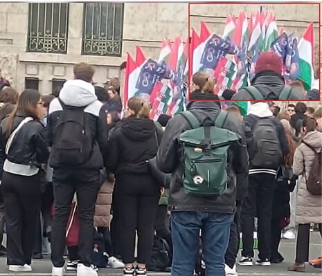 Magyar Péteres és tiszás propagandazászlókat árultak az ’56-ra emlékező fiataloknak a Műegyetemnél
