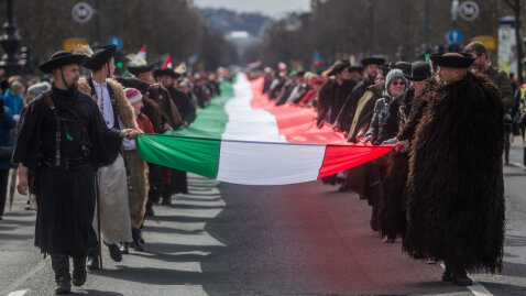 A szekszárdi szocialisták nem arról híresek, hogy felismerik a magyar zászlót A szekszárdi szocialisták nem arról híresek, hogy felismerik a magyar zászlót